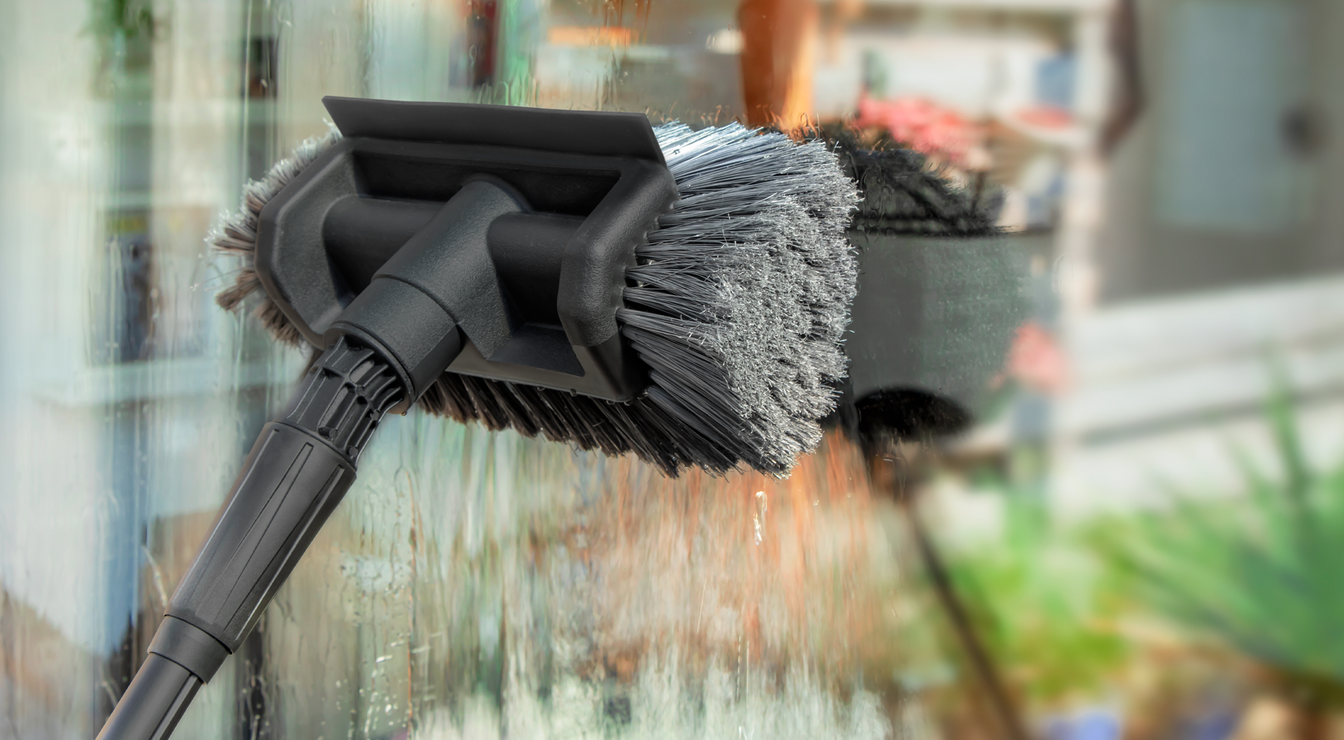 Pulizia dei vetri con una spazzola VONROC