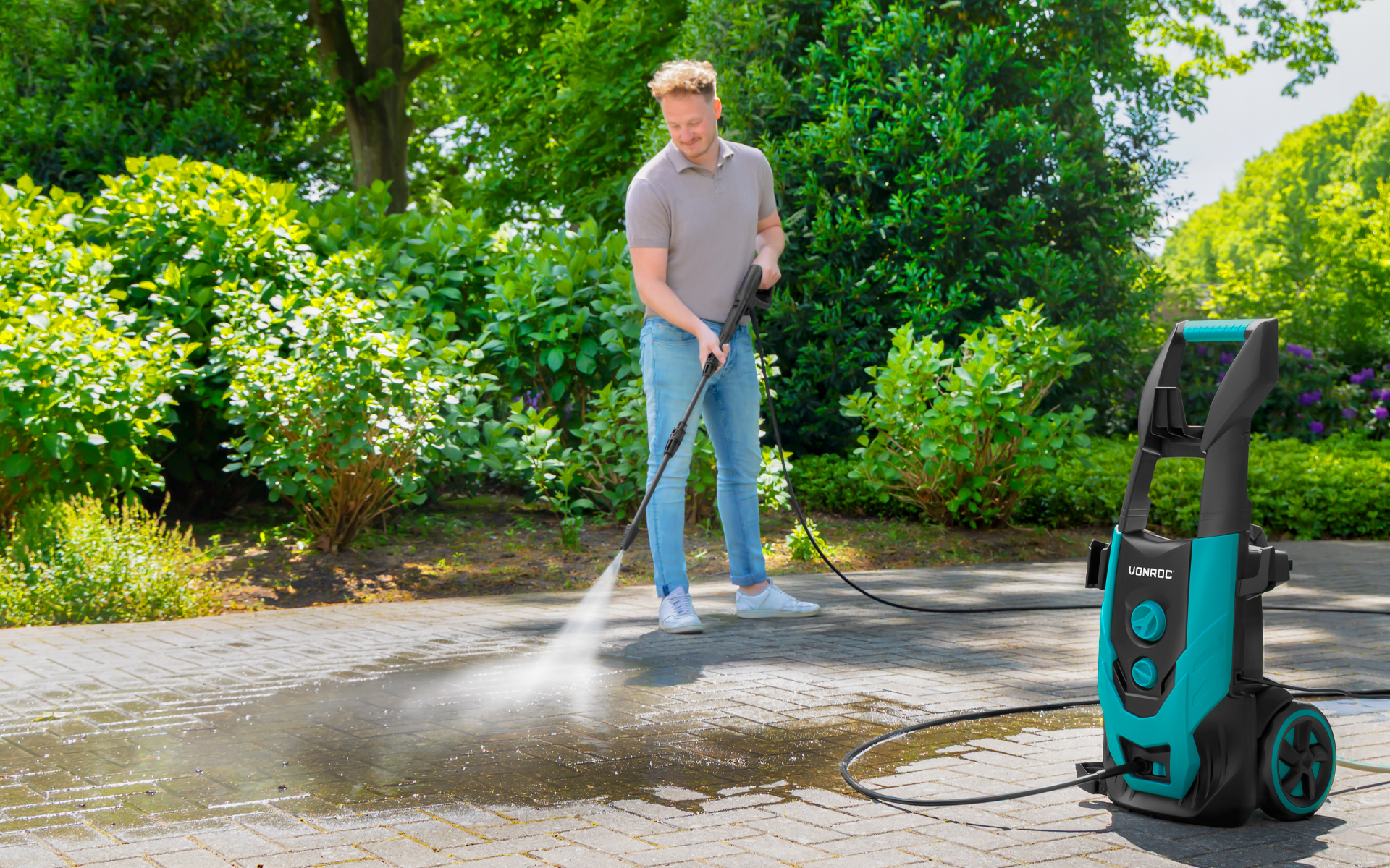 pulizia vialetto con idropulitrice VONROC